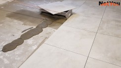 NetYou III - urządzenie do szybkiego i równego nakładania kleju na posadzkę