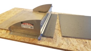 Adjustable notched trowel for tiler for equal and fast application of adhesive on the tiles